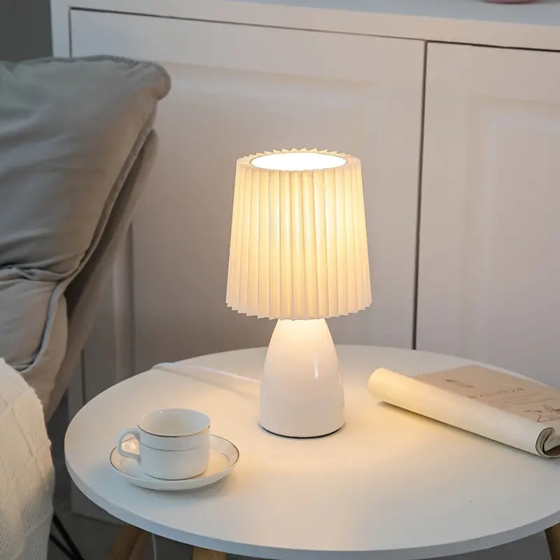 Örebro – Retro pleated table lamp in a "Milkshake" design