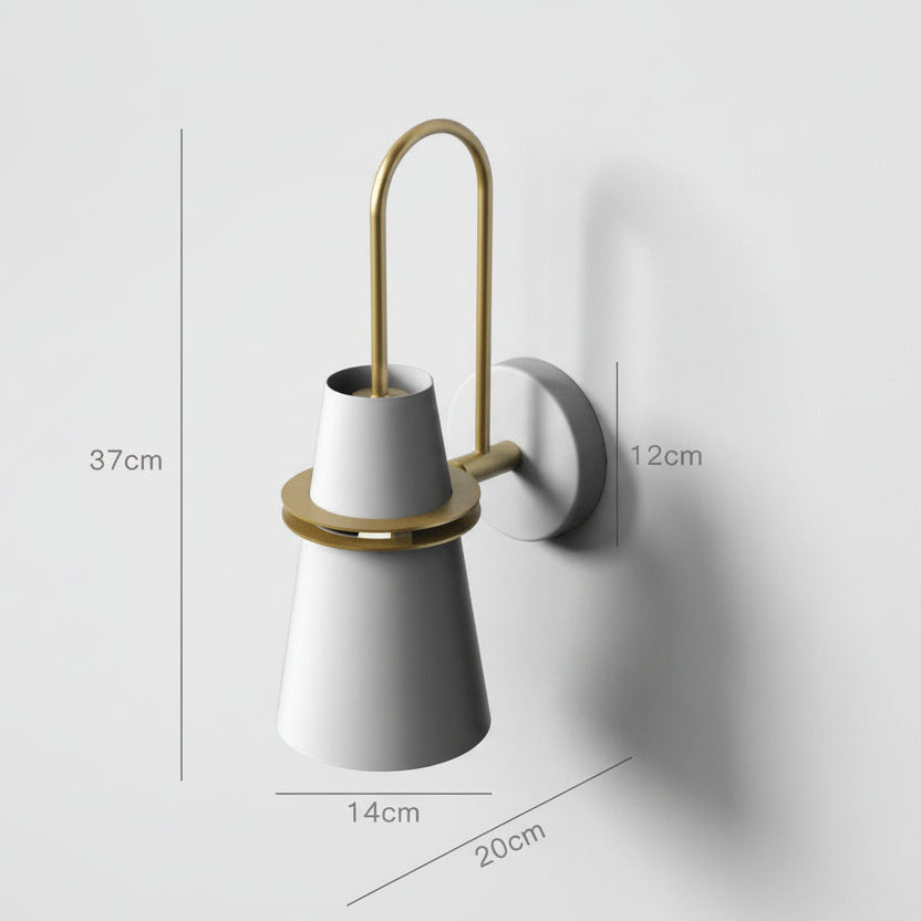 Odense – Skulptural Vägglampa i Borstad Mässing & Matt Metall