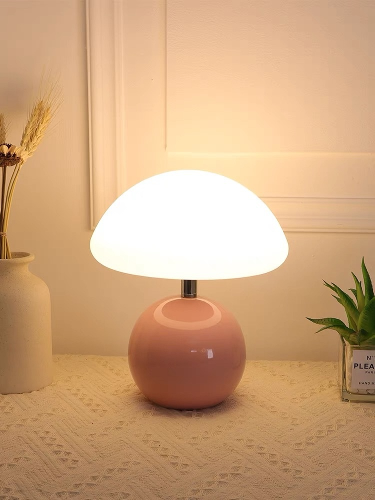 Båstad – Frostad Mushroom-bordslampa med Keramisk Bas