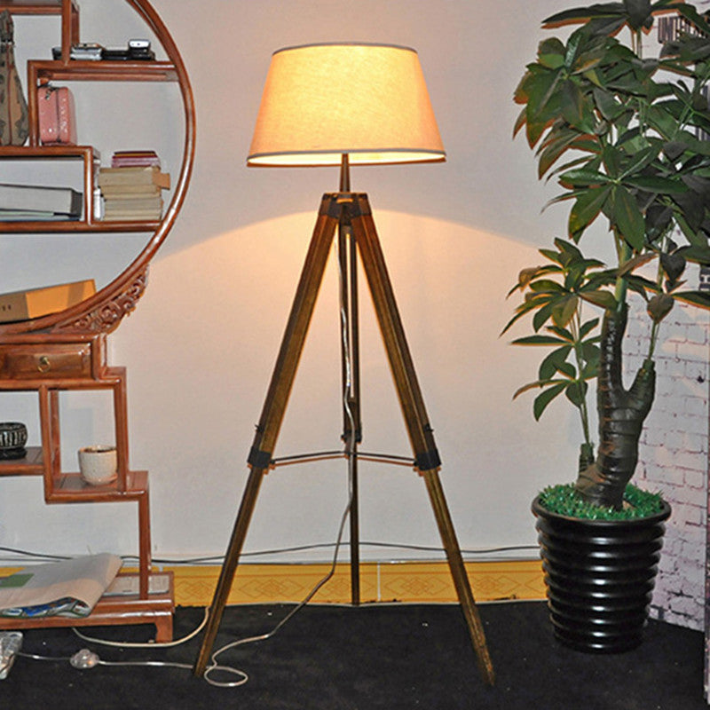 Stellar – Modern Tripod-golvlampa i Trä med Smart Fjärrkontroll