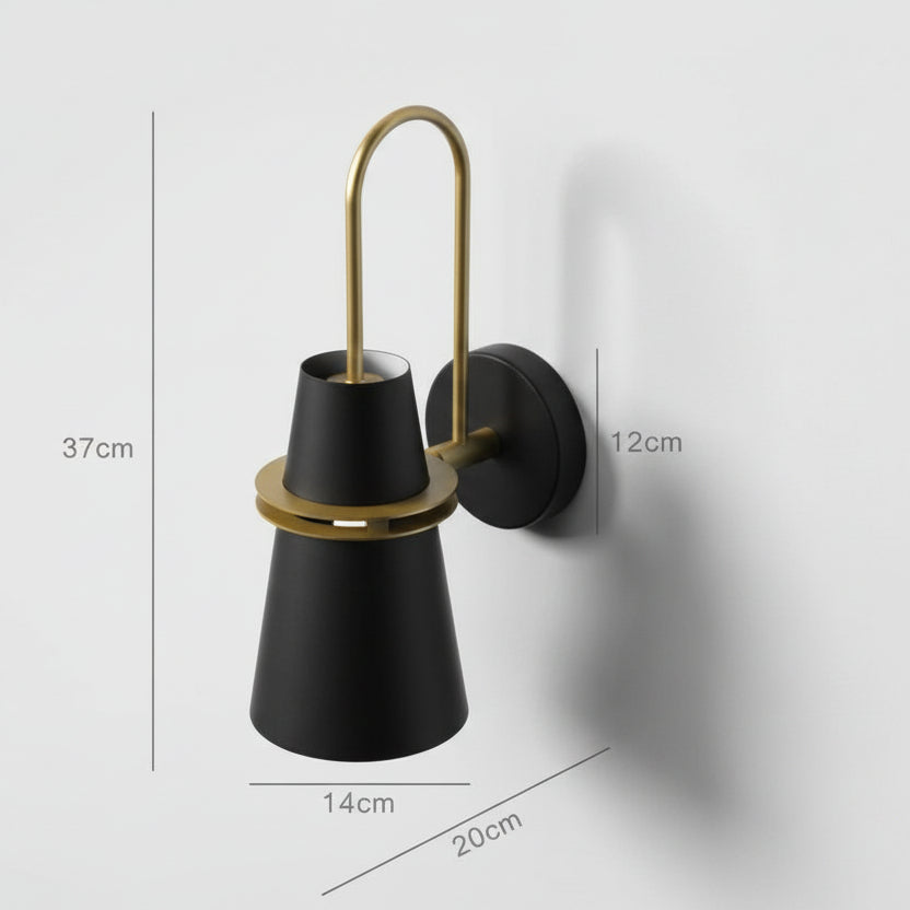 Odense – Skulptural Vägglampa i Borstad Mässing & Matt Metall