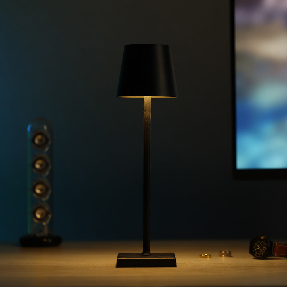Sarek – Modern Arkitektonisk Bordslampa i Gjutjärnsfinish