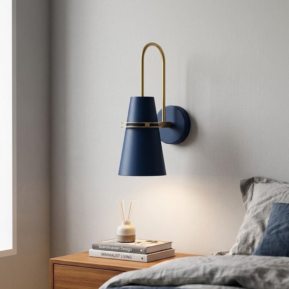 Odense – Skulptural Vägglampa i Borstad Mässing & Matt Metall