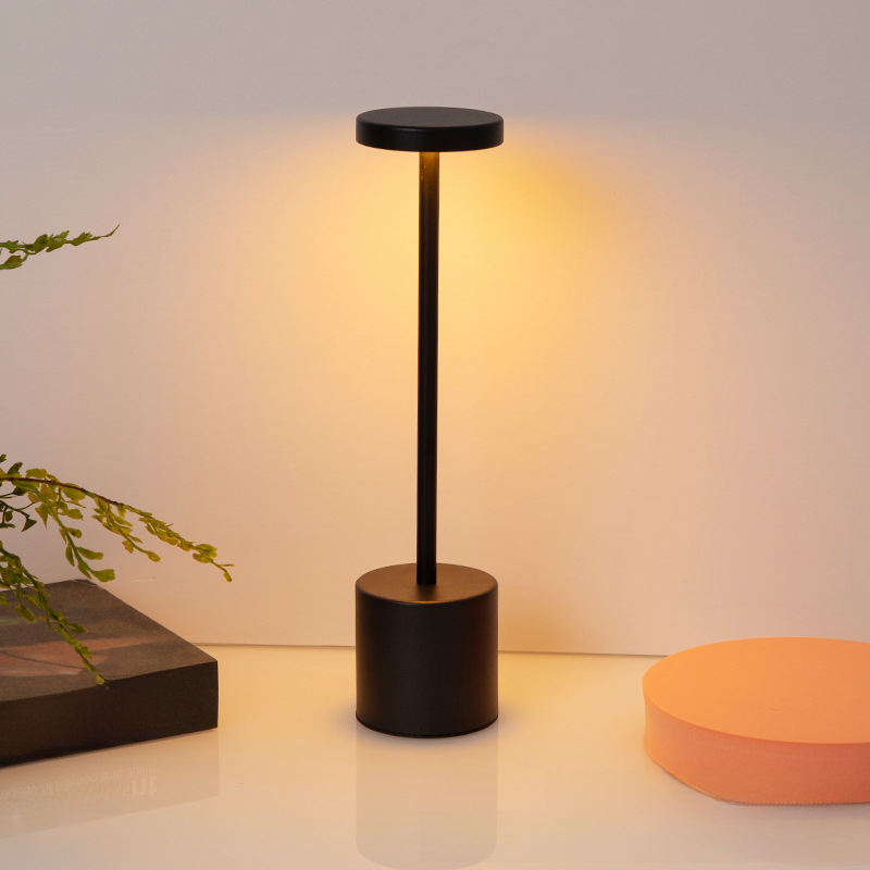 Skyline – Minimalistisk & Trådlös Bordslampa i Aluminium
