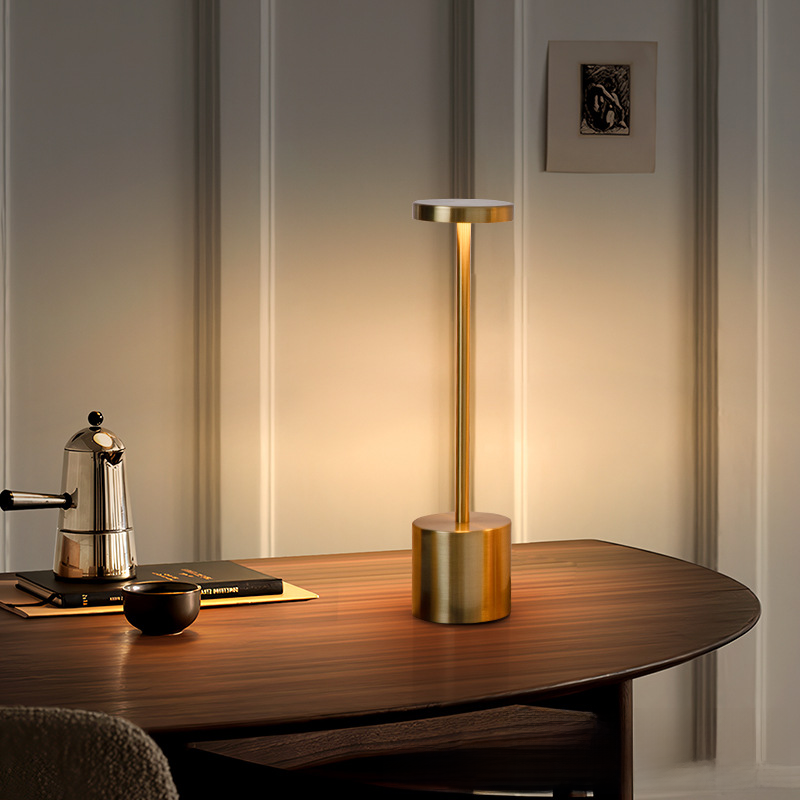 Skyline – Minimalistisk & Trådlös Bordslampa i Aluminium