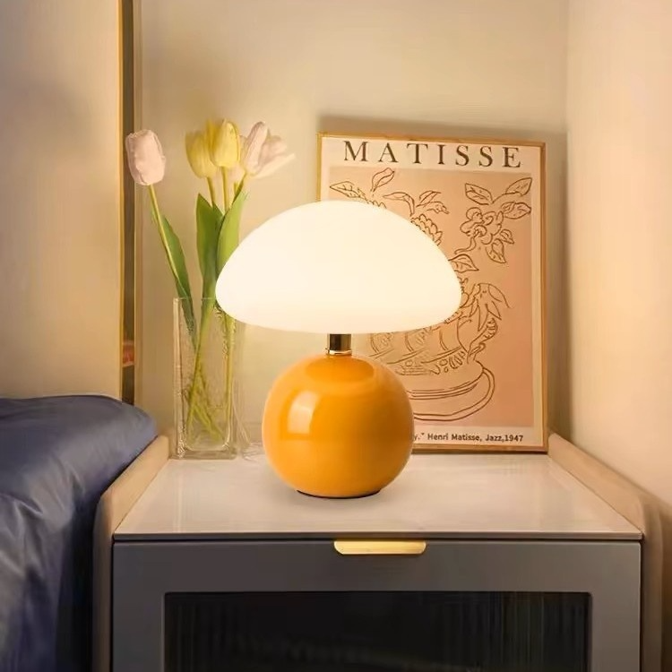 Båstad – Frostad Mushroom-bordslampa med Keramisk Bas