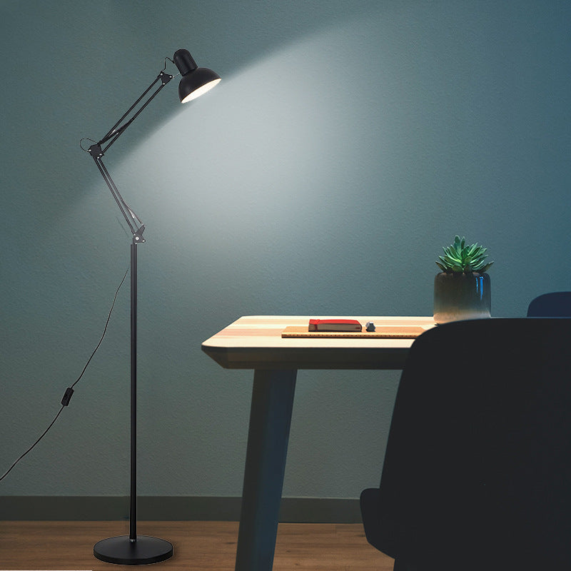 Sparrow – Justerbar golvlampa i industriell arkitektstil