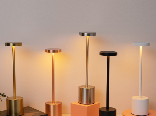 Skyline – Minimalistisk & Sladdlös Bordslampa i Aluminium