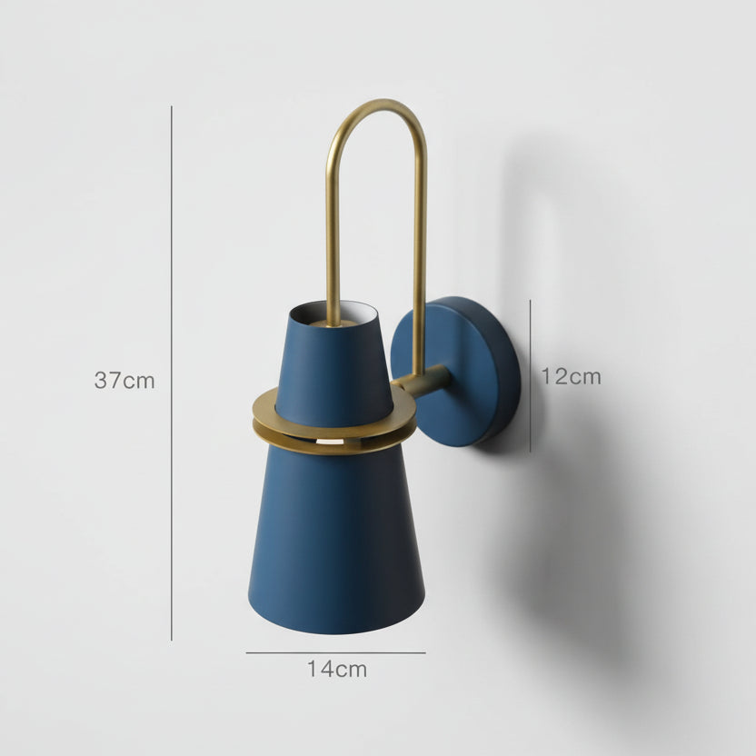 Odense – Skulptural Vägglampa i Borstad Mässing & Matt Metall