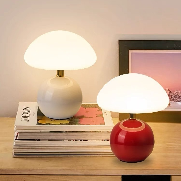 Båstad – Frostad Mushroom-bordslampa med Keramisk Bas